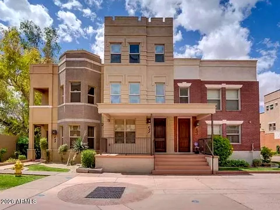 Brownstone At Hyde Park